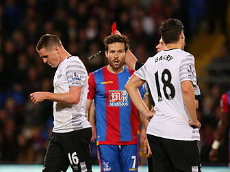 Ten-man Everton hold on for dr...